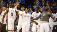Para Pemain Oklahoma City Thunder  merayakan kemenangan atas San Antonio Spurs pada laga NBA Playoffs game ke-6 semifinal wilayah barat di Chesapeake Energy Arena,Oklahoma City, (12/5/2016). (Mark D. Smith-USA TODAY Sports)