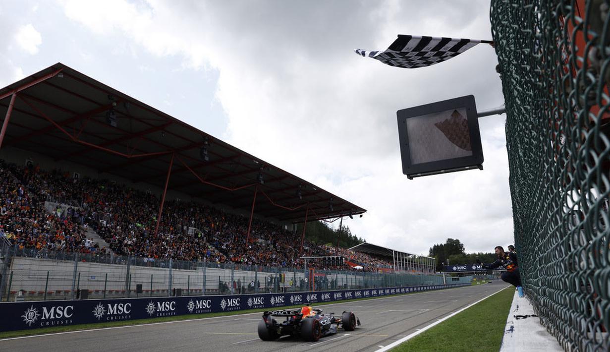 Pembalap Red Bull Racing, Max Verstappen, saat beraksi pada balapan seri ke-12 Formula 1 GP Belgia 2023 di Sirkuit Spa-Francorchamps, Stavelot, Belgia, Minggu (30/7/2023). (AP Photo/Geert Vanden Wijngaert)