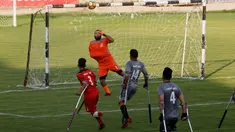 Warga Palestina yang diamputasi beristirahat disela permainan sepak bola d i stadion Kota Gaza, Selasa (27/8/2019). Turnamen lokal tersebut diadakan pertama kali bagi orang-orang Palestina yang kehilangan anggota tubuhnya akibat tembakan Israel di Jalur Gaza. (AP Photo/Hatem Moussa)