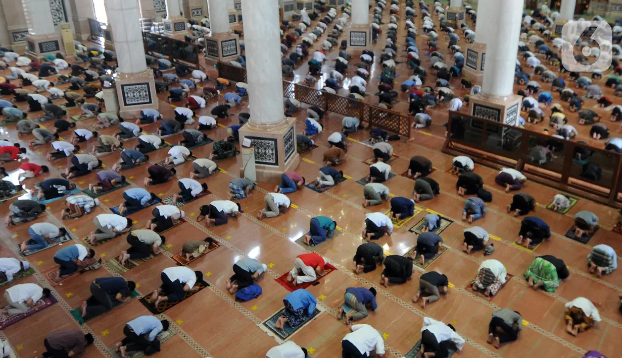 Umat muslim melaksanakan sholat Jumat pada minggu pertama bulan Ramadhan di Masjid Kubah Emas, Depok, Jawa Barat, Jumat (16/4/2021). Pelaksanaan sholat Jumat masih dilakukan secara terbatas dengan menerapkan protokol kesehatan untuk mencegah penyebaran COVID-19. (merdeka.com/Arie Basuki)