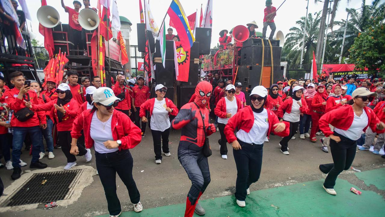 FOTO: Buruh  dan Mahasiswa Gelar Aksi May Day di Depan DPR