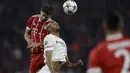 Pemain Bayern,  Javi Martinez (kiri) melakukan duel dengan pemain Sevilla, Steven N'Zonzi pada leg kedua perempat final Liga Champions di Allianz Arena stadium, Munich, (11/4/2018). Bayern lolos ke semifinal dengan agregat 2-1. (AP/Matthias Schrader)