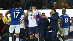 Striker Tottenham Hotspur Son Heung-min (tengah) memegangi kepalanya setelah menekel gelandang Everton Andre Gomes pada pertandingan Liga Inggris di Goodison Park, Liverpool, Inggris, Minggu (3/11/2019). Tekel Son Heung-min menyebabkan Andre Gomes patah kaki. (Oli SCARFF/AFP)