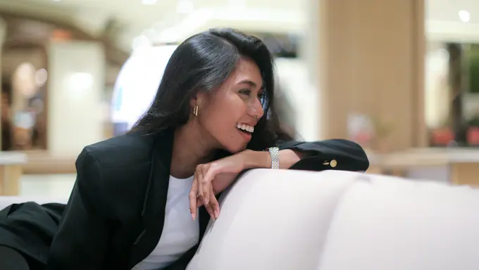 wanita maret elegan berkelas