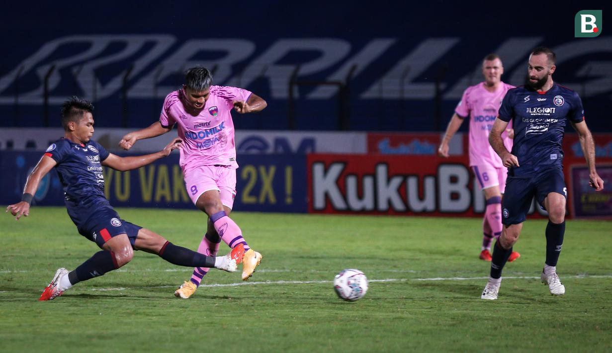 Pemain Persita Tangerang, A. Nur Hardianto (kiri kedua) mencetak gol penyeimbang 1-1 saat laga pekan kesembilan BRI Liga 1 2021/2022 antara Arema FC melawan Persita Tangerang di Stadion Sultan Agung, Bantul, Rabu (27/10/2021). (Bola.com/Bagaskara Lazuardi)