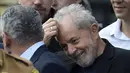 Mantan Presiden Brasil Luiz Inacio Lula da Silva tersenyum sambil mengaruk kepalanya setelah dibebaskan di Curitiba, Brasil, (8/11/2019). Mantan presiden yang kini berusia 74 tahun itu, pemimpin Brasil selama 2003 hingga 2010, dipandang sebagai ikon kiri di negara itu. (AFP Photo/Carl De Souza)