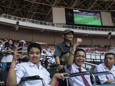 Sejumlah pelajar YPAC memberikan dukungan kepada atlet-atlet yang berlaga pada ajang Asian Para Games di SUGBK, Jakarta, Senin (8/10/2018). (Bola.com/Vitalis Yogi Trisna)