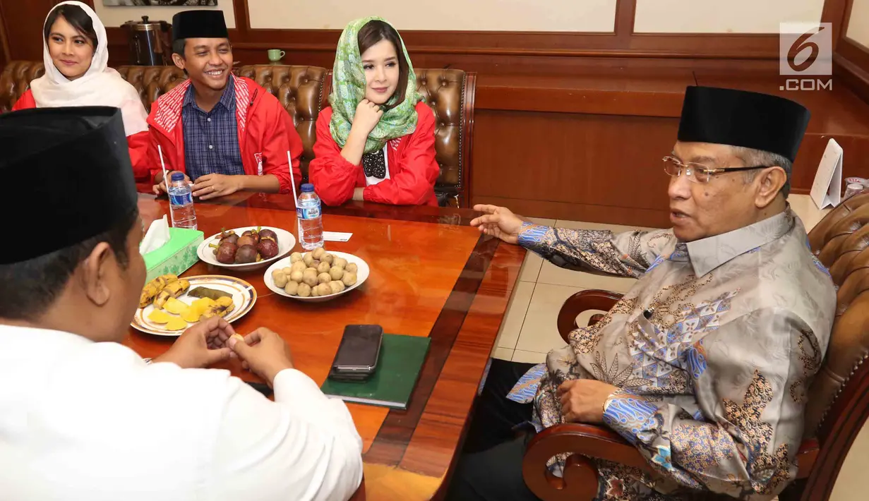 Ketua Umum PBNU, KH Said Aqil Siradj saat manyambut kunjungan Ketua Umum PSI Grace Natalie bersama jajaran pengurus di Kantor PBNU, Jakarta, Senin (26/3). (Liputan6.com/Angga Yuniar)
