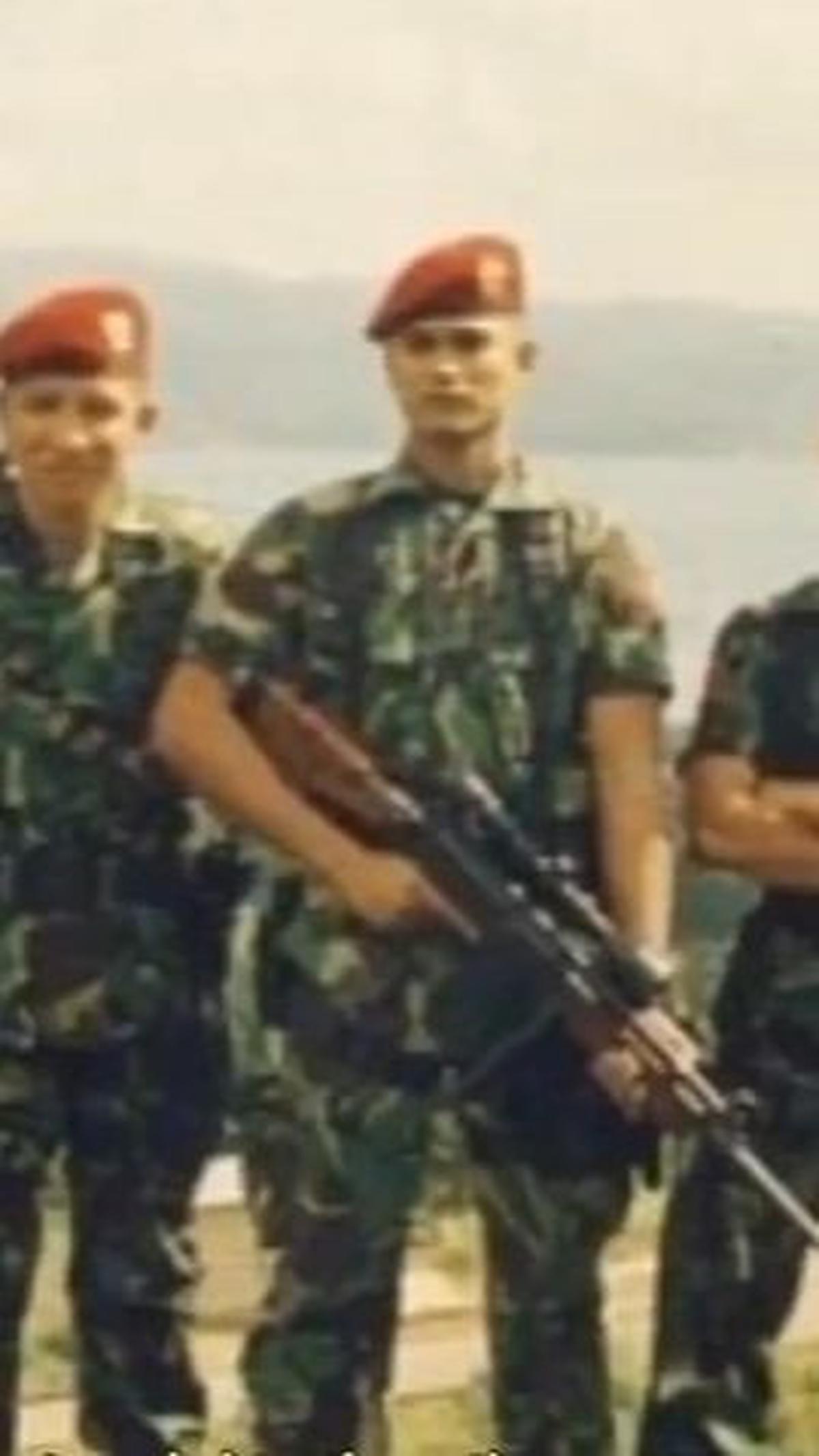Sebagai informasi, sniper atau penembak runduk adalah prajurit yang secara khusus dilatih untuk mempunyai kemampuan membidik, menembak, dan membunuh musuh secara tersembunyi dari jarak jauh dengan menggunakan senapan.