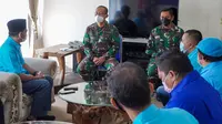 Pengurus Harian DPW Partai Gelora  Jawa Timur bersilaturahmi ke Markas Kapal Selam Komando Armada II untuk menyampaikan duka gugurnya 53 patriot kapal selam Nanggala 402. (Foto: Istimewa).