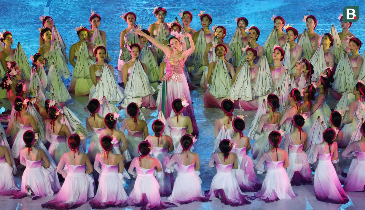 Upacara pembukaan SEA Games 2021 juga dimeriah dengan penampilan tari-tarian tradisional tuan rumah. (Bola.com/Ikhwan Yanuar)