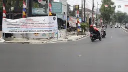 Pengendara melintas di ruas Jalan Ampera, Jakarta, Selasa (7/8). Jalan Taman Margasatwa Ragunan, Margasatwa Barat, Cilandak KKO, dan Ampera akan ditutup saat pelaksanaan Api Obor Asian Games 2018 pada 15 Agustus mendatang. (Liputan6.com/Herman Zakharia)