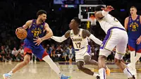 Pemain Nuggets Jamal Murray menerobos pertahanan Lakers di play-off NBA (AFP)