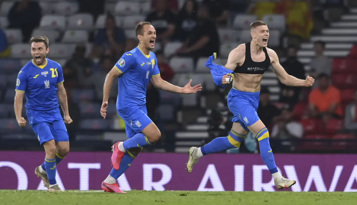 Perbedaan jumlah pemain di babak tambahan dapat dimanfaatkan Ukraina menjadi gol. Artem Dovbyk yang notabene sebagai pemain pengganti di pertandingan ini, berhasil melesatkan gol penentu lewat aksinya di menit akhir babak tambahan. (Foto: AP/Pool/Stu Forster)