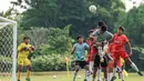 Seorang pemain Timnas Indonesia U-16 berusaha menyundul bola dalam sebuah kemelut di depan gawang SSB Terang Bangsa pada laga uji coba di Lapangan Yogyakarta International School (YIS), Jumat (31/5/2024). (Bola.com/Radifa Arsa)