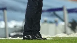 Pelatih PSG, Mauricio Pochettino memegang kepalanya saat menyaksikann pemainnya bertanding melawan Manchester City pada leg kedua semifinal Liga Champions di stadion Etihad, Rabu (5/5/2021). City menang atas PSG 2-0. (AP Photo/Dave Thompson)