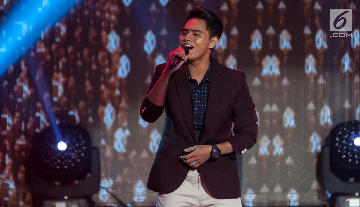 M Fatoni Belinyu saat beraksi di acara Bintang Panggung Asik di Studio 1 Indosiar, Jakarta, Jumat (19/5). Bintang Panggung Asik adalah kontes bernyanyi yang diselenggarakan oleh Vidio.com bersama dengan Telkomsel (AS). (Liputan6.com/Gempur M Surya)