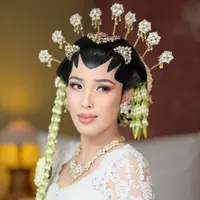 Mengusung nuansa adat Jawa yang kental, Alifiya tampil anggun dalam balutan riasan klasik yang memancarkan aura lembut, teduh, sekaligus berkelas. [@marlenehariman].