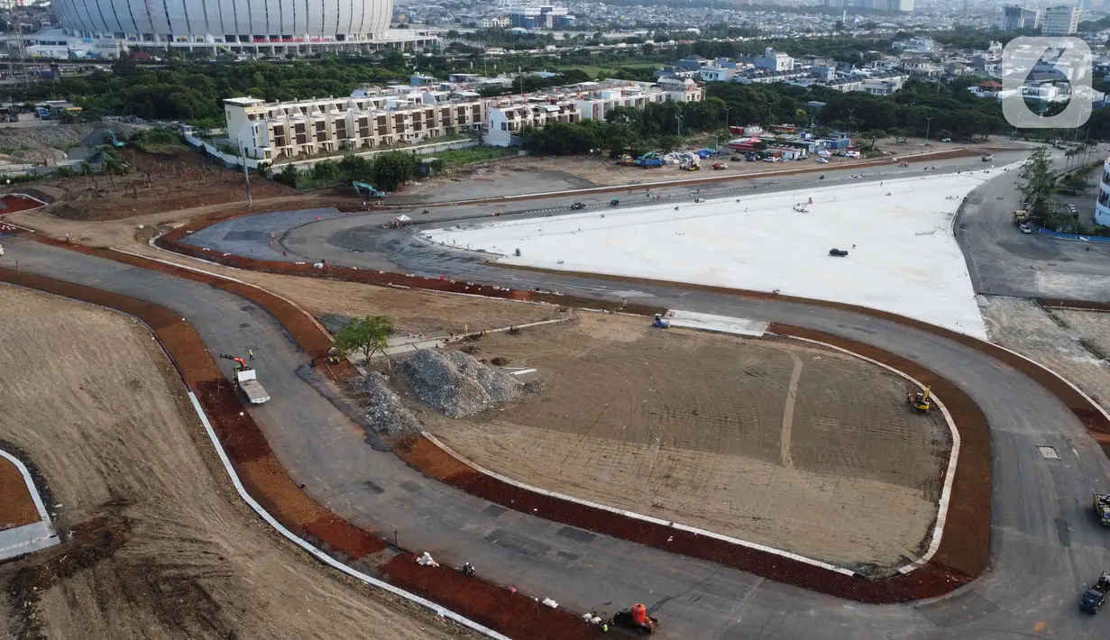 Foto udara progres pembangunan Jakarta International E-Prix Circuit (JIEC) di kawasan Taman Impian Jaya Ancol, Jumat (25/3/2022). Sirkuit dengan lintasan sepanjang 2.400 meter itu pembangunnya telah mencapai 87,9 persen dan ditargetkan rampung pada awal April 2022. (Liputan6.com/Herman Zakharia)