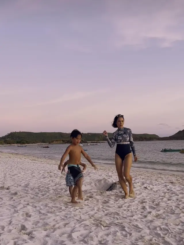 OOTD Selebriti saat Bermain di Pantai Bareng Anak