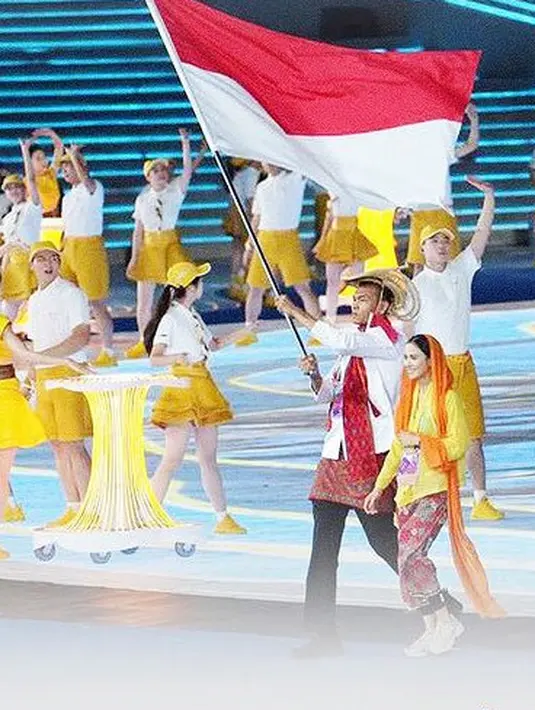 Seperti tahun-tahun sebelumnya, pembawa bendera di opening ceremony Asian Games mengenakan pakaian adat khas Nusantara indonesia. Begitupun dengan busana Hernanda dan Nandhira kali ini. [@timindonesiaofficial]