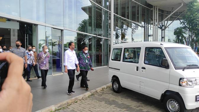 Berkunjung ke GIIAS 2021, Presiden Jokowi Jajal Mobil Listrik Mitsubishi Minicab-MiEV (Arief/Liputan6.com)