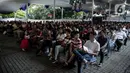 Jemaat melaksanakan misa malam Natal di bagian luar Gereja Katedral, Jakarta, Selasa (24/12/2019). Jemaat memenuhi area dalam dan luar gereja. (Liputan6.com/Faizal Fanani)