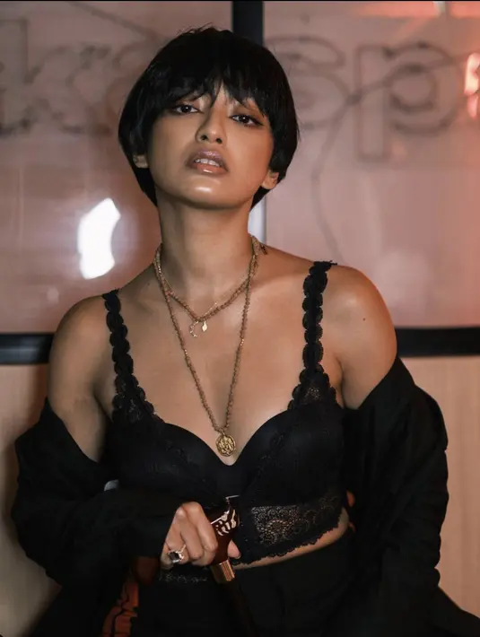 <p>Begitu juga dengan asmara Abigail yang tampil nyentrik dengan gaya bralette hitam disertai aksesori kalung tumpung yang jadikan tampilannya kian spesial.</p>