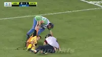 Pemain cedera terjatuh dari tandu di liga Yunani (Twitter)