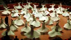 Para penari Sema berputar-putar saat tampil dalam upacara ritual peringatan 743 tahun kematian Maulana Jalaluddin Rumi di Konya, Turki (7/12). Tarian Sema merupakan tarian sufi yang sangat religius dari Timur Tengah. (Reuters/Murad Sezer)