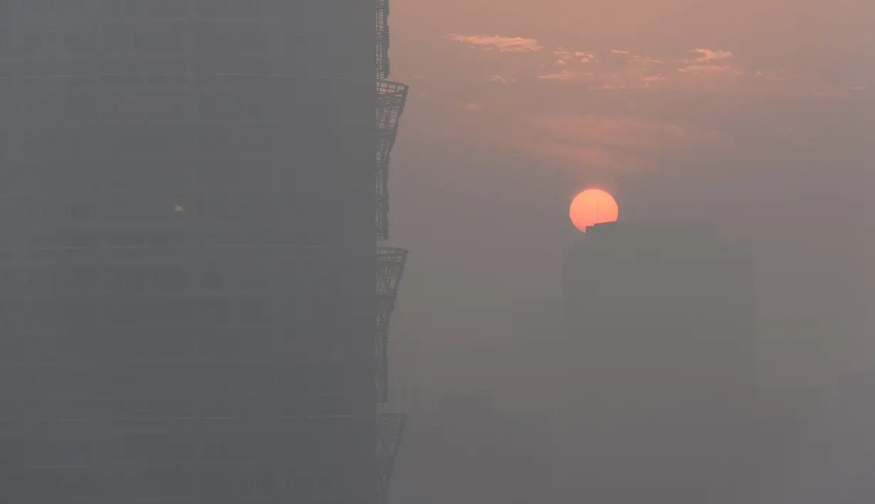 Pemandangan matahari terbenam terlihat dalam kabut asap di Zhengzhou, Provinsi Henan, China (2/1). Awal tahun 2017, Kabut asap tebal masih menyelimuti sejumlah provinsi di Cina dan membuat jarak pandang tidak terlihat jelas. (Reuters/Stringer)