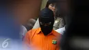 Karyawan PT Mediatrac Sistem Komunikasi, SAR (24) yang ditetapkan sebagai tersangka kasus videotron porno di Prapanca, Kebayoran Baru, saat rilis kasus videotron di Polda Metro Jaya, Jakarta, Rabu (5/10). (Liputan6.com/Immanuel Antonius)
