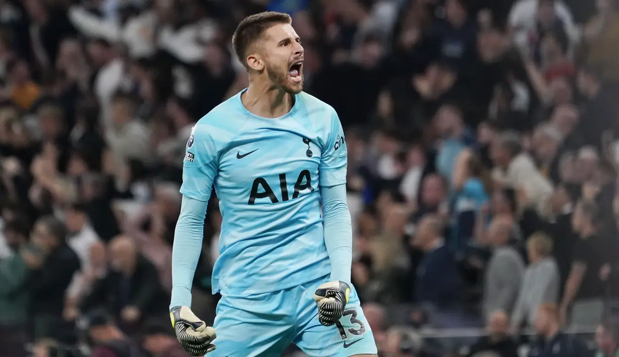 Kiper Tottenham Hotspur, Guglielmo Vicario, merayakan gol bunuh diri yang dicetak oleh pemain Liverpool, Joel Matip, pada laga pekan ketujuh Premier League 2023/2024 di Tottenham Hotspur Stadium, Sabtu (30/09/2023). (AP Photo/Alberto Pezzali)