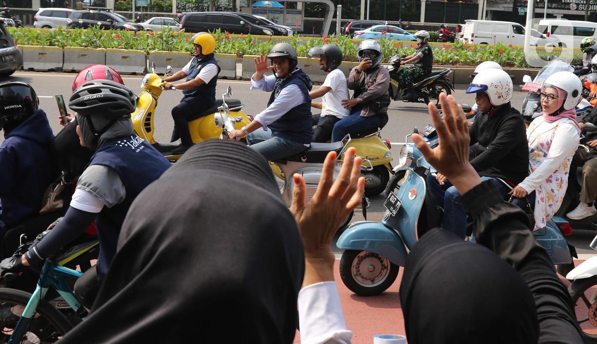 Gubernur DKI Jakarta, Anies Baswedan, menaiki sepeda motor vespa menyapa warga saat melintas di Jalan Jenderal Sudirman, Jakarta Pusat, Minggu (16/10/2022). Sebelumnya, Anies Baswedan bersama Ahmad Riza Patria berpamitan sekaligus mengucapkan terima kasih kepada warga Jakarta di halaman Balai Kota DKI Jakarta. (Liputan6.com/Herman Zakharia)