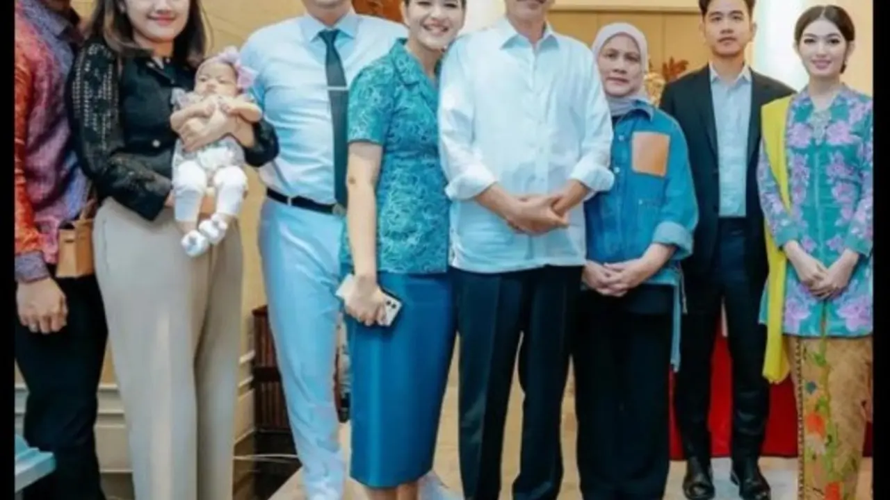 Foto Bareng Keluarga Jokowi, Sandal Jepit Selvi Ananda Bikin Salfok.  foto: TikTok @ww.tiktok.commasako