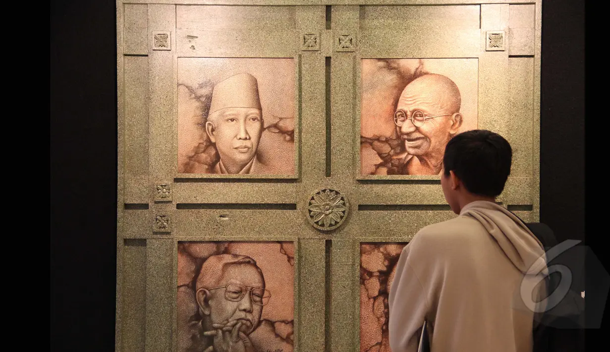 Seorang pengunjung memperhatikan sebuah lukisan bertajuk "Spirit Indonesia", di Galeri Cipta 3, TIM, Jakarta, Sabtu (7/3). Pameran tersebut berlangsung hingga 15 Maret 2015. (Liputan6.com/Helmi Afandi)