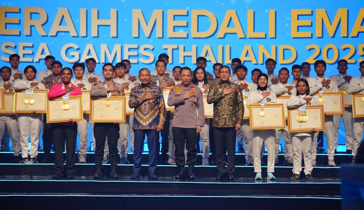 Kapolri Jenderal Listyo Sigit Prabowo memberikan apresiasi atau reward kepada seluruh atlet Polri yang meraih prestasi di ajang Sea Games tahun 2025. (Dok. Humas Polri)