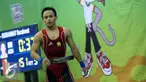 Lifter Nanggroe Aceh Darussalam, Surahmat bersiap melakukan angkatan clean and jerk di kelas 56kg PON XIX Jabar di Gymnasium Si Jalak Harupat, Kab Bandung, Selasa (20/9). Surahmat meraih emas dengan total angkatan 255kg. (Liputan6.com/Helmi Fithriansyah)