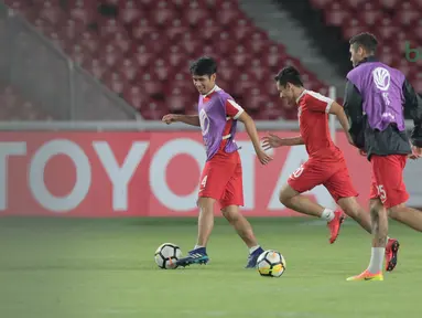 Para pemain JDT menikmati megahnya Stadion Utama GBK, Jakarta, (09/04/2018). JDT akan menguji kekuatan Persija Jakarta pada PIala AFC 2018. (Bola.com/Nick Hanoatubun)