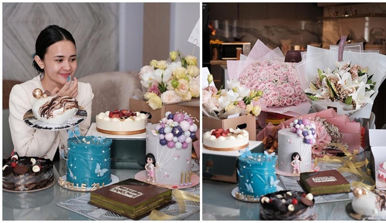 Dapat banyak kue, kado, dan bunga, bukti bahwa bintang web series Kupu-Kupu Malam ini banyak yang menyayanginya. Unggah foto candid, warganet dibikin terkesima dengan senyuman Michelle Ziudith yang manis seperti gula ini. Terihat dalam foto, Michelle dapat kue beragam rasa, bucket bunga beragam jenis dan kado ulang tahun yang bermacam-macam. (Liputan6.com/IG/@michelleziu)