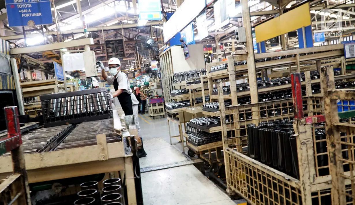 Aktifitas pekerja di pabrik PT. Inti Ganda Perdana di Kelapa Gading, Jakarta, Rabu (30/7/2019). Pabrik dibawah Grup Astra tersebut terus meningkatkan kualitas perusahaan dengan pembenahan dalam hal Quality, Cost, Delivery dan Development untuk meraih standar mutu Internasional. (Liputan6.com/HO/Eko)