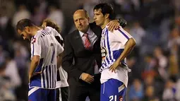 Pelatih Deportivo La Coruna Miguel Angel Lotina (tengah) menenangkan para pemainnya usai dikalahkan Valencia 0-2 di Estadio Riazor, 21 Mei 2011, yang membuat Deportivo terdegradasi dari La Liga. AFP PHOTO/MIGUEL RIOPA