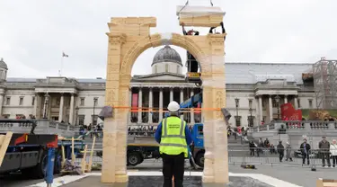 Lengkungan Palmyra berukuran seperti aslinya saat diletakkan di Trafalgar Square, London, sehari sebelum diresmikan, Senin (18/4). Para ahli arkeologi dari Institute of Digital Archaeology menyiapkan model 3D dari pintu masuk lengkungan. (Leon Neal/AFP)