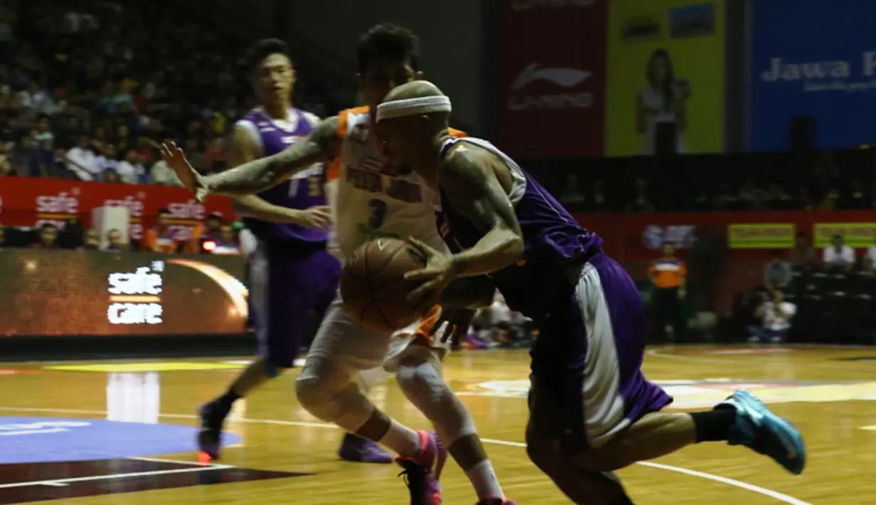 Pemain CLS Knights, Mario Wuysang (kanan), berusaha melewati hadangan pemain Pelita Jaya. (bola.com/Arief Bagus)