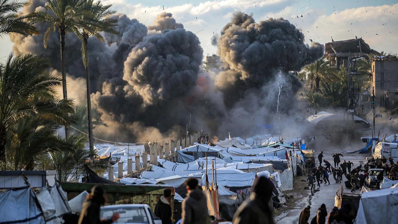 FOTO: Detik Detik Serangan Udara Hantam Kamp Pengungsi di Gaza Tengah
