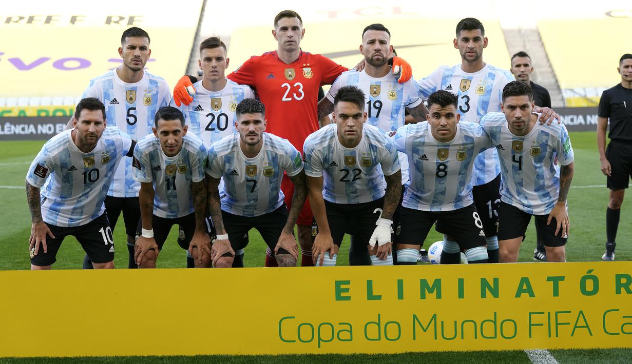 Mereka adalah dua pemain Aston Villa, Emiliano Martinez dan Emiliano Buendia serta dua pemain Tottenham Hotspur, Giovani Lo Celso dan Cristian Romero. (Foto: AP/Andre Penner)