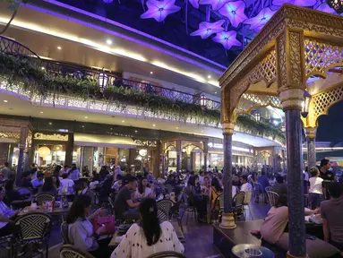 Suasana waktu berbuka puasa atau ngabuburit di Avenue of The star Lippo Mall Kemang, Jakarta, Sabtu (26/5). Lippo Mall Indonesia menggelar rangkaian kegiatan Ramadan yang mengusung tema Pesona Ramadan. (Liputan6.com/Fery Pradolo)