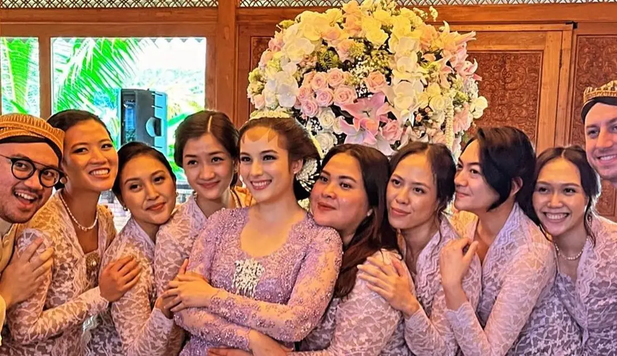 <p>Siraman dilanjutkan ke malam Midodareni. Chelsea Islan berganti pakaian mengenakan kebaya Jawa panjang warna lilac dan kain Batik warna coklat. @iluminen.</p>