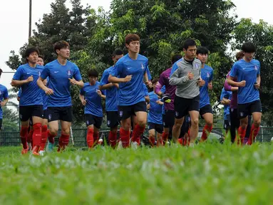 Jelang berlaga di kualifikasi Grup H Piala Asia 2016, timnas Korea Selatan U-23 melakukan sesi latihan perdana di Lapangan C Senayan, Jakarta, Minggu (21/3/2015). (Liputan6.com/Helmi Fithriansyah)