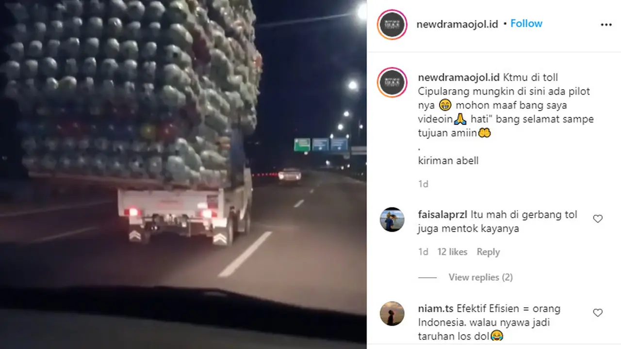 Seperti dilansir akun Instagram @newdramaojol.id, Selasa (1/9/2020), terlihat sebuah mobil pikap membawa ratusan mainan anak-anak